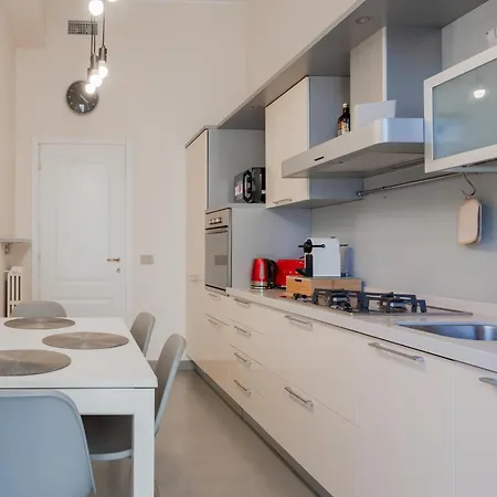 Redifined & Modern Close To Porta Nuova 아파트